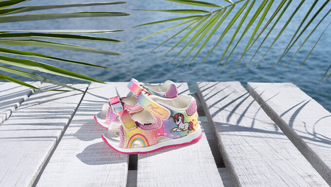 https://www.chicco.it/dw/image/v2/BJJJ_PRD/on/demandware.static/-/Sites-Chicco-Italy-Library/it_IT/dwab9b8894/site/06-Pagina di Categoria/Fashion/Abbigliamento/Nuova Collezione/2026/PE 2026/Estate/680x385px-CHICCO_SS26_SL 113-def.jpg